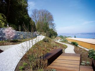 Towards the hillside, 2 m of substrate was spread in parts in order for the landscape to be modelled as required. Newly planted roof garden